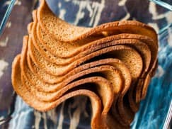 Ресторанные гренки с перцем чили: Ресторанные гренки с сыром