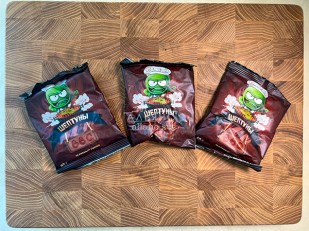 Мучные полоски ФИОЛЕТОВЫЕ со вкусом острых куриных крылышек 76 гр: Горох жареный со вкусом БАРБЕКЮ 